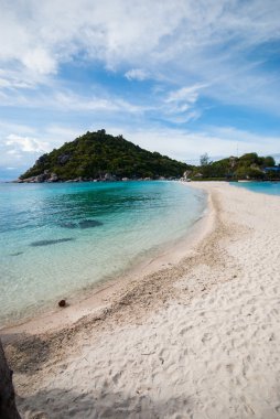 plaj, dağlar, gökyüzü ve deniz mavi