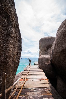 rock ile ahşap köprü