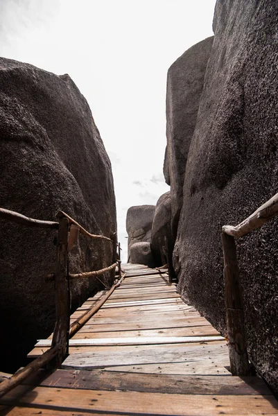 Ponte in legno con roccia — Foto Stock