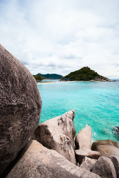 Mar azul transparente, montañas y el cielo — Foto de Stock