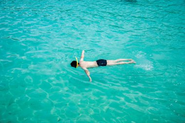 Adam Şnorkelleniyor