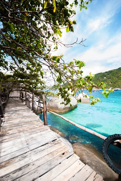 Wooden footbridge to the beach — Stock Photo, Image