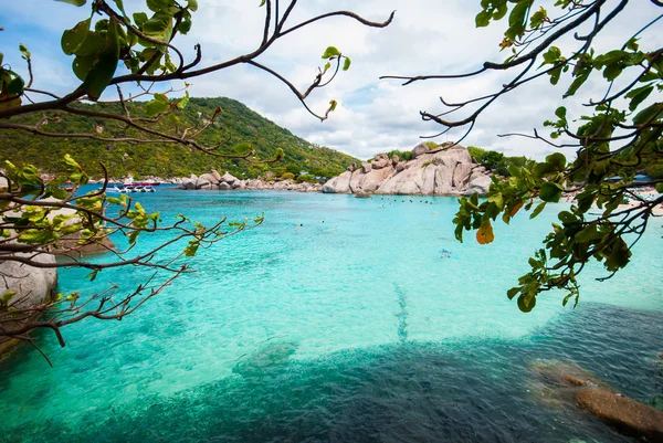 Heldere blauwe zee op koh nang yuan, thailand — Stockfoto