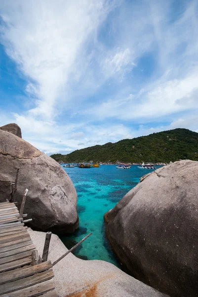 Nangyuan eiland van de duidelijk Oceaan, blauwe hemel — Stockfoto