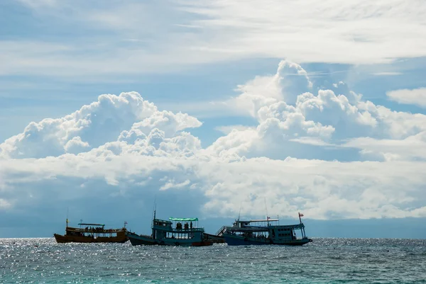 Ships moored in the sea — Stock Photo, Image