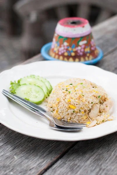 Smażony ryż z kurczakiem w biały danie — Zdjęcie stockowe
