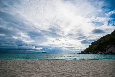 güzel bir plaj ve dalgalar