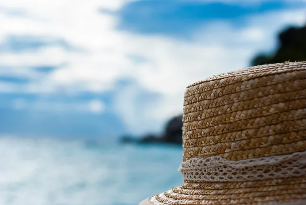 Strohoed op het strand — Stockfoto