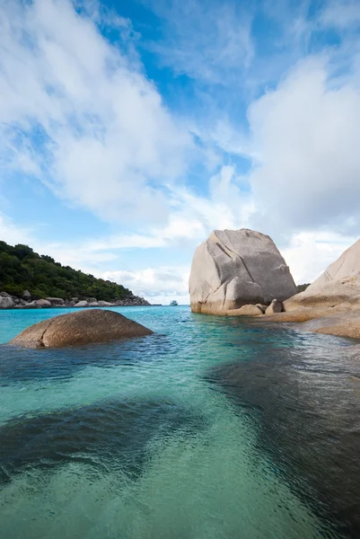 Transparant blauwe zee, bergen en de lucht — Stockfoto