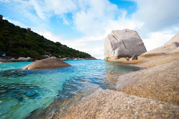 Transparent blue sea, mountains and the sky — Stock Photo, Image