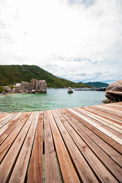 El puente de madera en una hermosa playa — Foto de Stock