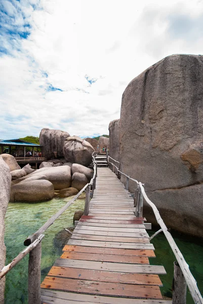 Houten brug met rock — Stockfoto