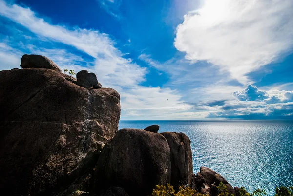 Mar azul transparente, montanhas e céu — Fotografia de Stock