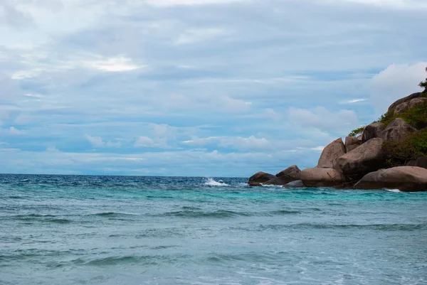 Transparent blue sea, mountains and the sky — Stock Photo, Image