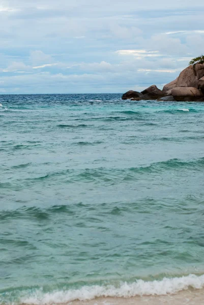 Mer bleue transparente, montagnes et ciel — Photo