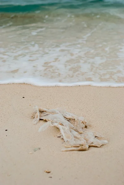 Cerrar residuos de bolsas de plástico en la playa — Foto de Stock