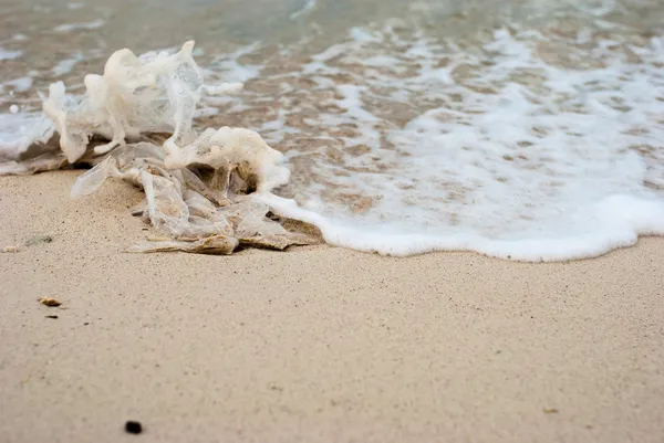 Bliska odpadów z tworzyw sztucznych torby na plaży Obraz Stockowy