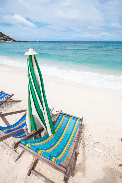 Strandstoelen en parasol op het strand — Stockfoto