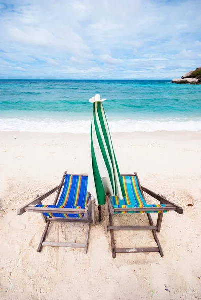 Strandstoelen en parasol op het strand — Stockfoto