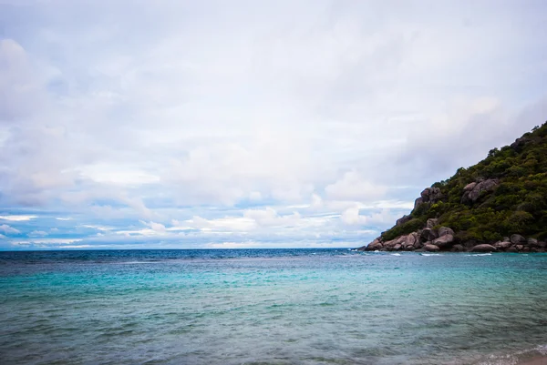 Mer bleue transparente, montagnes et ciel — Photo