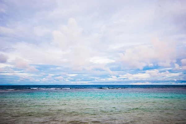 透明蓝色的大海和天空 — 图库照片