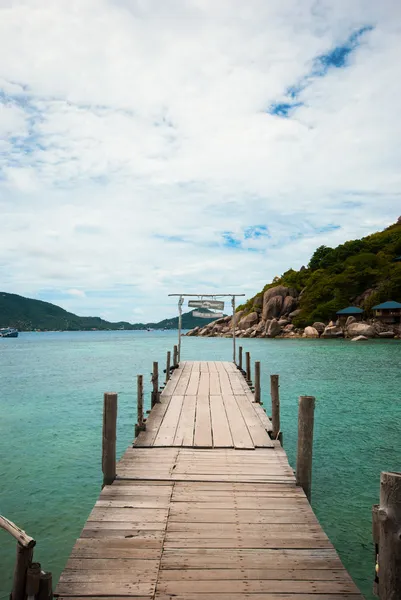 Wooden bridge with sea and the mountains — Stock Photo, Image