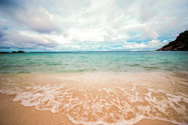 Onda del mare sulla spiaggia di sabbia — Foto Stock