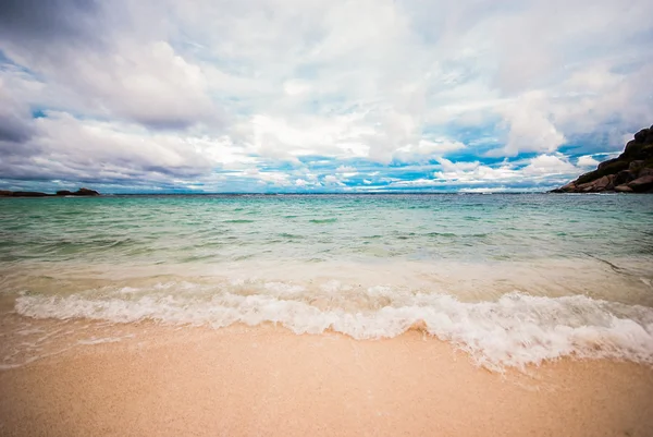 Onda del mare sulla spiaggia di sabbia — Foto Stock