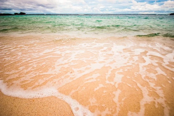 Vågen av havet på sandstranden — Stockfoto