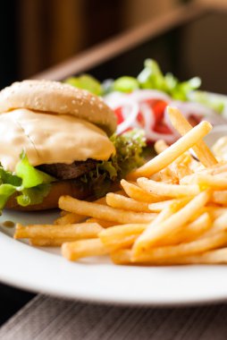 çizburger ve patates kızartması