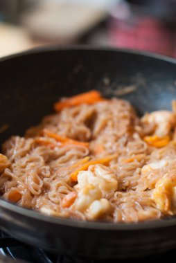 tavada kızartılmış karidesli pad Tay goong sod pirinç şehriye