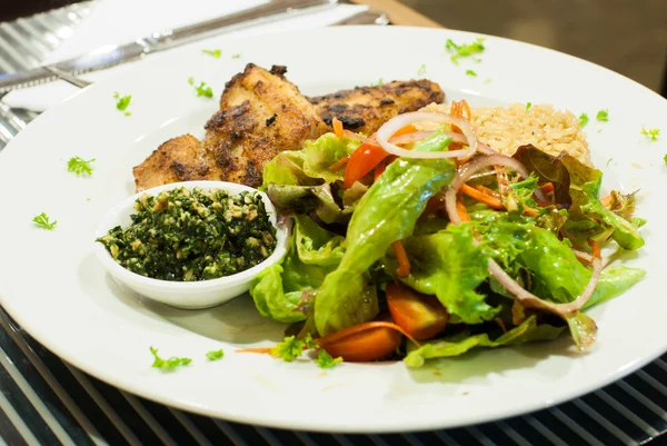 Carne de pargo, Arroz frito con mantequilla y ensaladas . — Foto de Stock