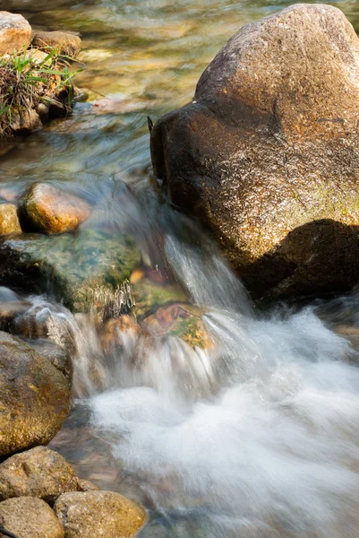 Il torrente scorre attraverso piccole rocce — Foto Stock