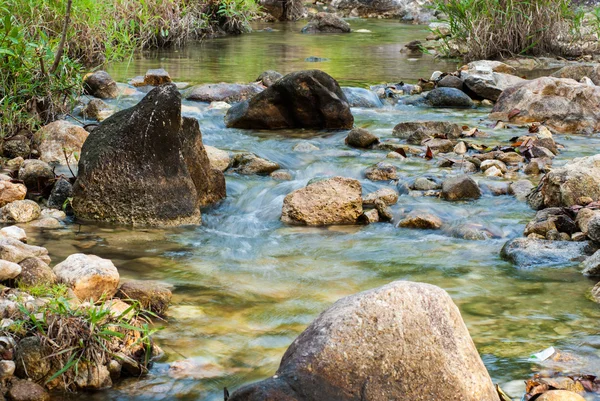 Il torrente scorre attraverso piccole rocce — Foto Stock