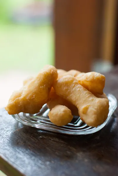 derin kızarmış hamur sopa plaka üzerinde