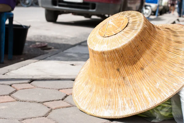 Sombrero de mimbre de paja colocado en el hormigón . —  Fotos de Stock