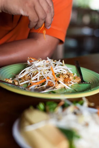 Almohadilla tailandesa con pollo y cerdo en plato — Foto de Stock
