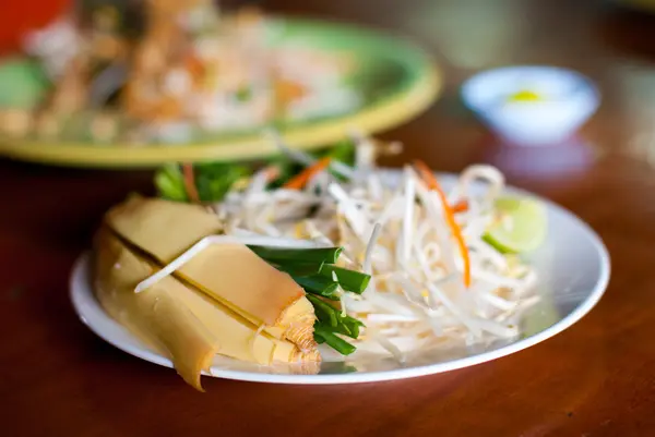 Tailandia verduras para Pad thai con pollo y cerdo en el plato —  Fotos de Stock