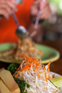 pad Thai tavuk ve domuz yemek