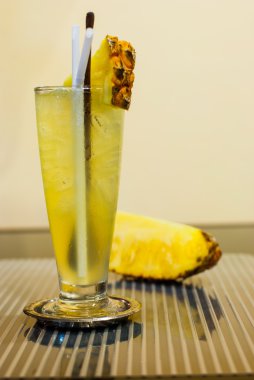 kokteyl malibu ananas.