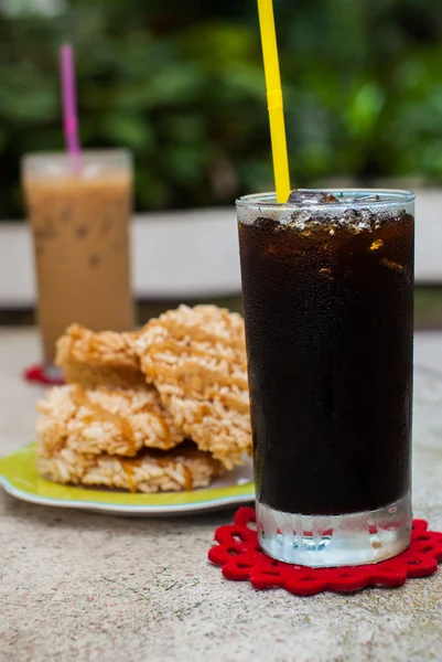 Caffè freddo americano con Rice Cracker (Khao Tan ) — Foto Stock