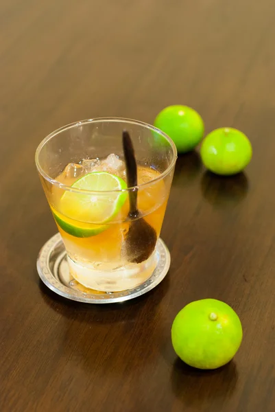 Whisky Sour cocktail with lime — Stock Photo, Image