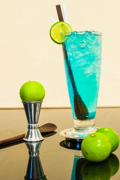 Blue lagoon cocktail med lime — Stockfoto