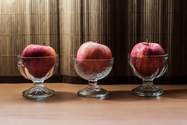 Stillleben mit drei roten Äpfeln im Glas Eis — Stockfoto
