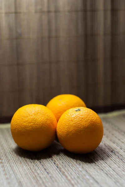 Stillleben mit Orange auf Matte — Stockfoto