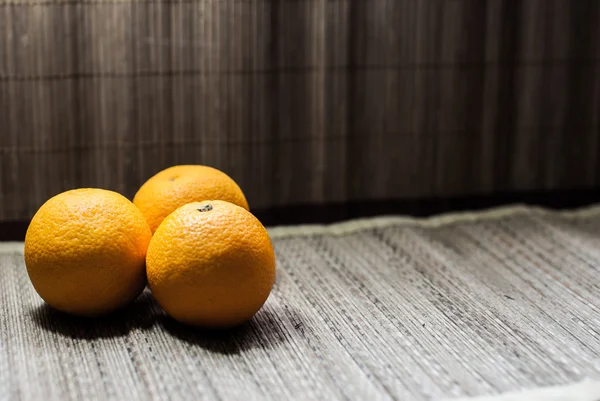 Bodegón con naranja en la estera — Foto de Stock