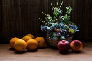 güzel çiçek buketi ve elma ile taze portakal