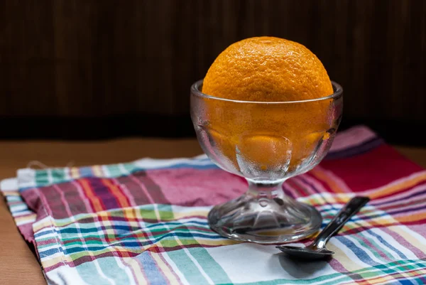 Bodegón con naranja en vaso de helado y cuchara — Foto de Stock