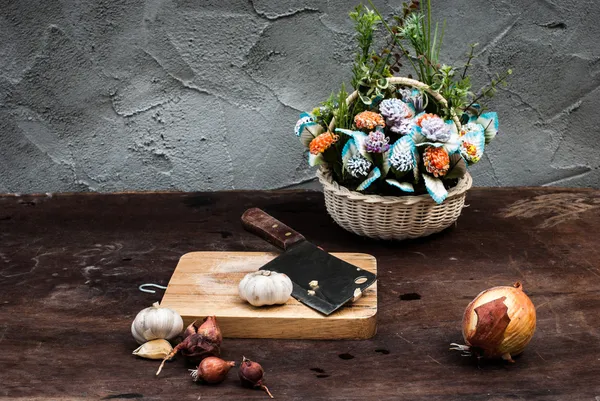 Chalotes, Cebolla, Ajo, Tabla de cortar y Cuchillo con Flor —  Fotos de Stock