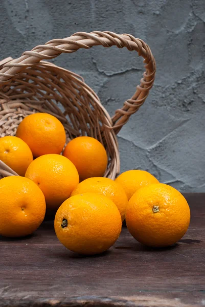 Weidenkorb mit Orange — Stockfoto